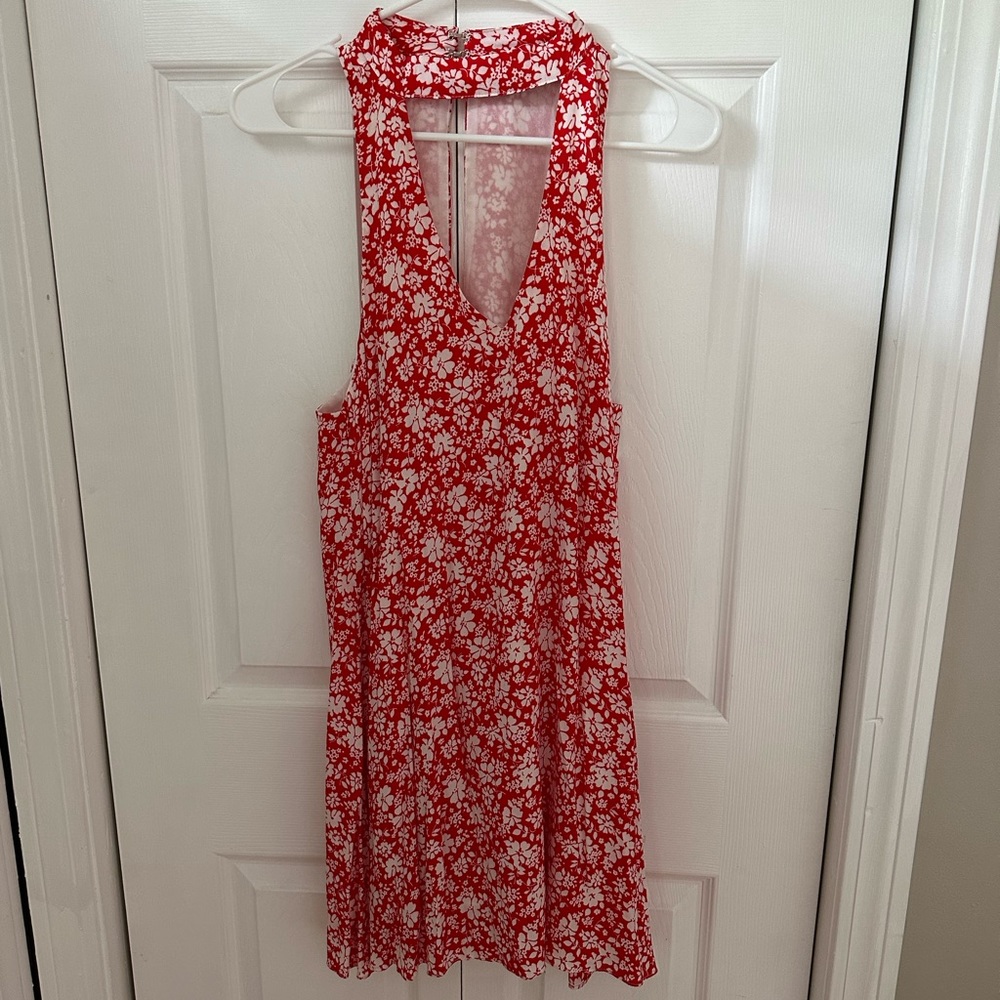 Red and white floral lulu’s clasp neck mini dress